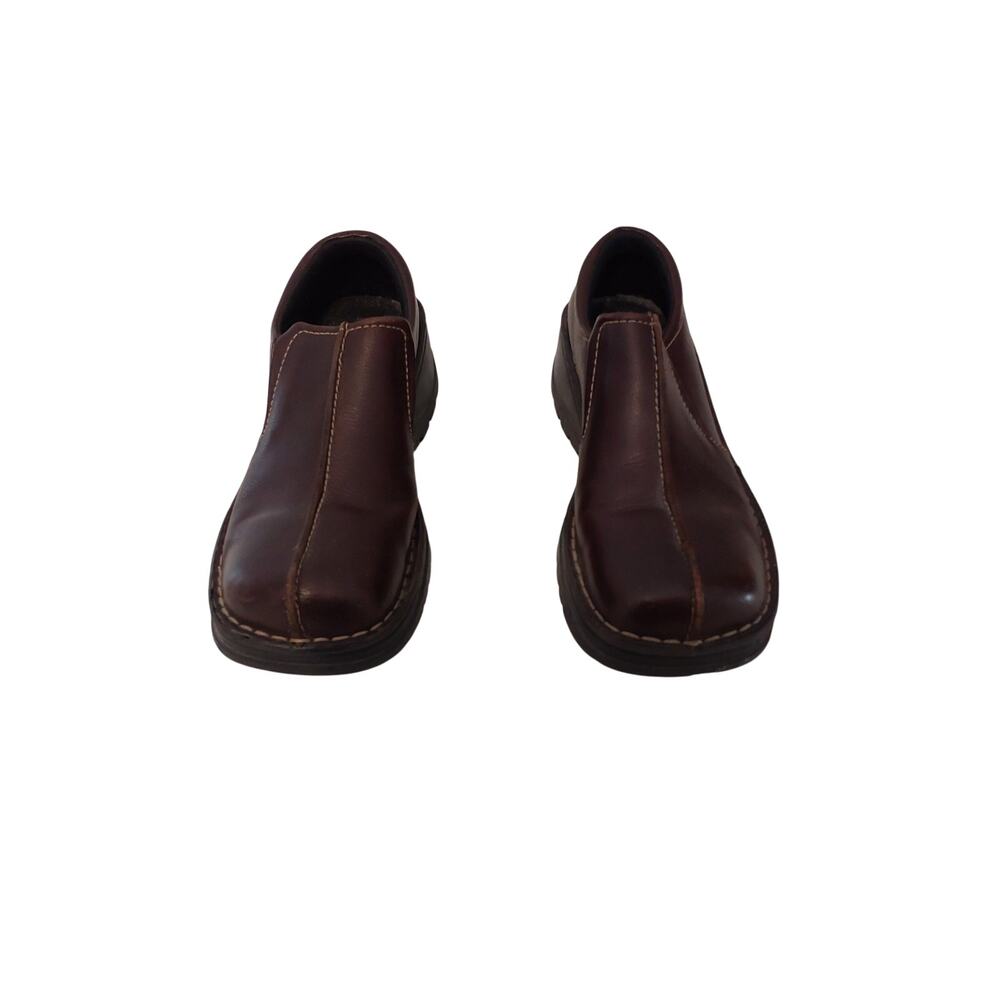 womens sketchers slip-on shoes.made with brown leather hands free.